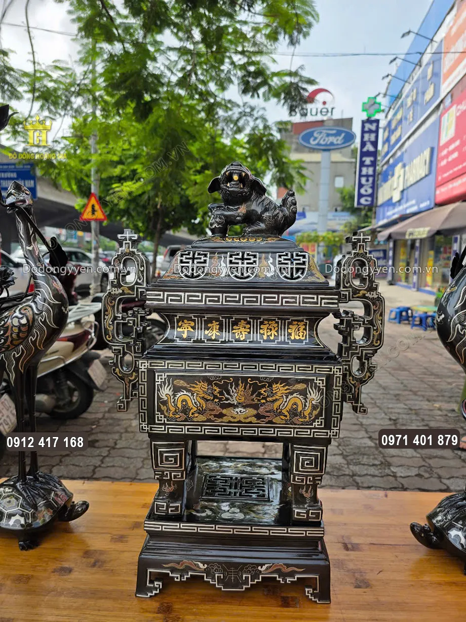 Trên đỉnh khảm 5 chữ vàng  Phúc Lộc Thọ Ninh Khang bằng tiếng Hán